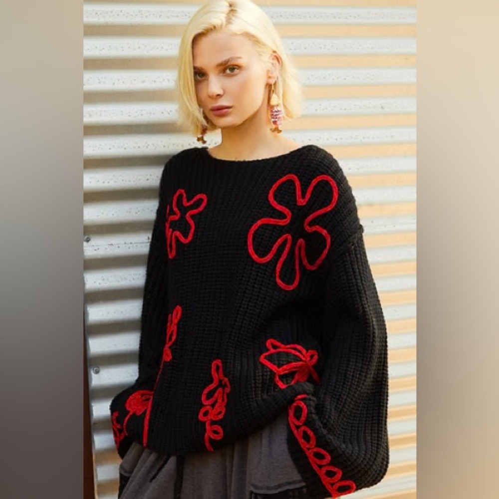 Adorable Floral Print Sweater in Black With RED flowers - Picture 1 of 4